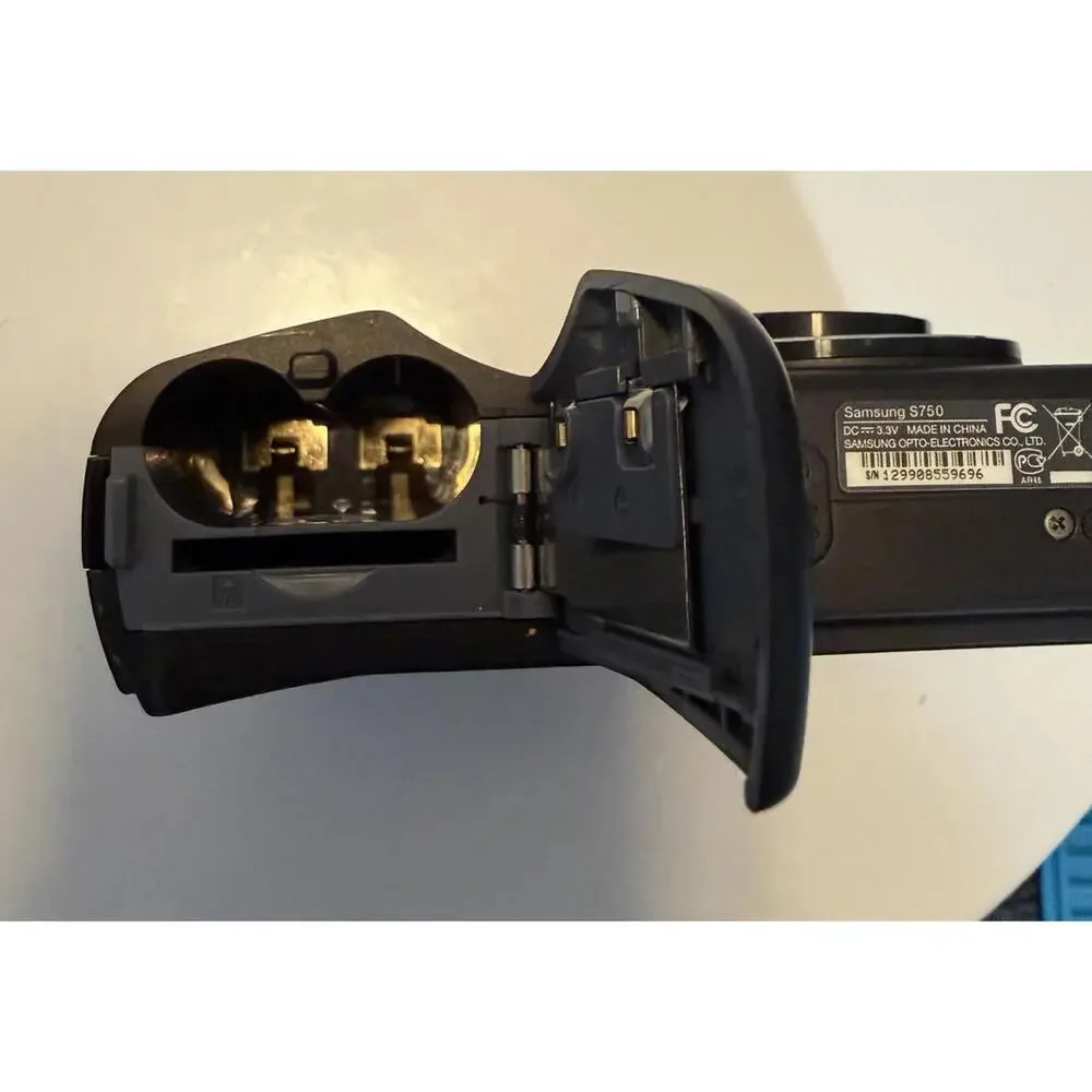 Samsung S750 Digital Camera 7.2 MP Compact Point & Shoot
